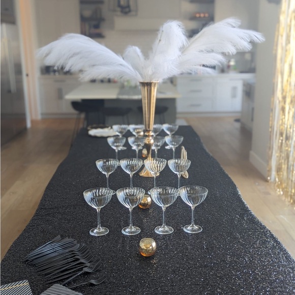 Tall Centre piece with ostrich feathers - Picture 2 of 2